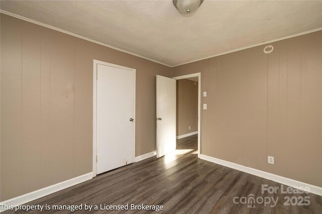 Building Photo - 213 Roslyn Rd