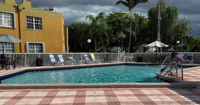 Building Photo - 9725 Fontainebleau Blvd