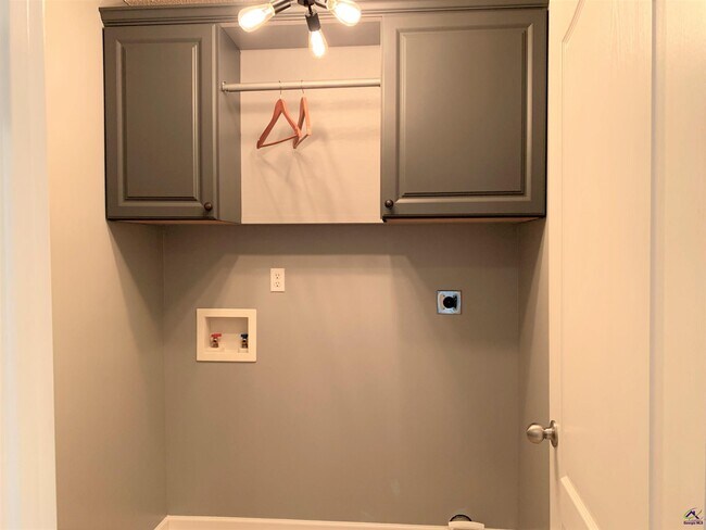 Building Photo - 110 Amber Dr