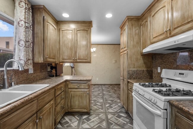 Building Photo - 5282 Lindley Ave