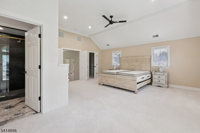 Building Photo - 5 Shores Rd