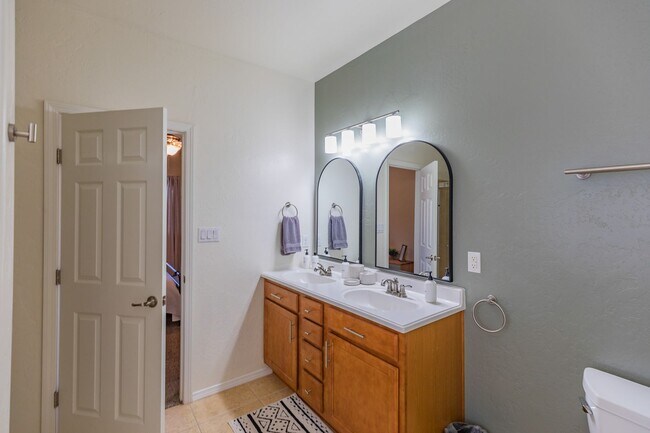 Building Photo - 3 Bed 2 Bath Fully Furnished Home - Pet Fr...
