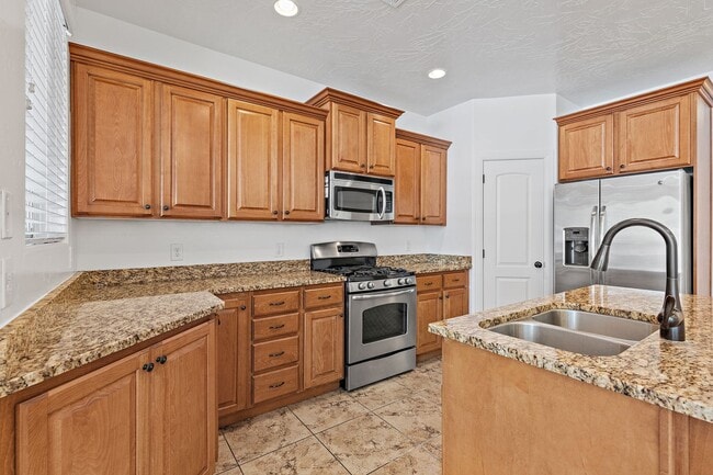 Building Photo - 3 bedroom, 2.5 bathroom St. George Home