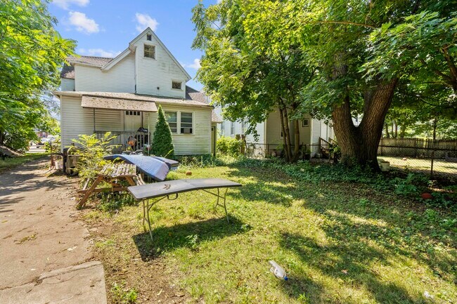 Building Photo - 327 Center St