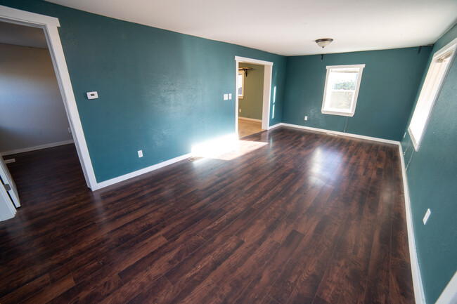 Large open living room - 5410 Monaco St