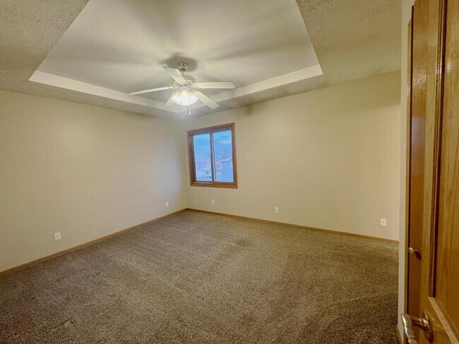 Building Photo - 2107 Queen Dr