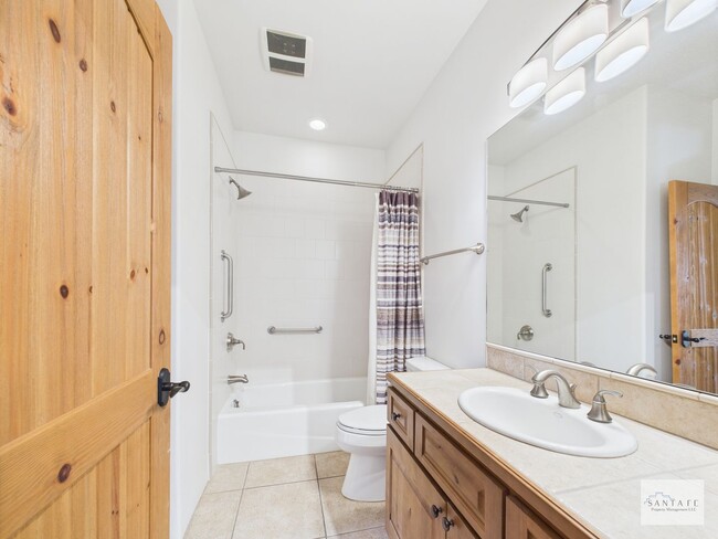 Building Photo - Beautifully Done Custom Built Townhouse wi...