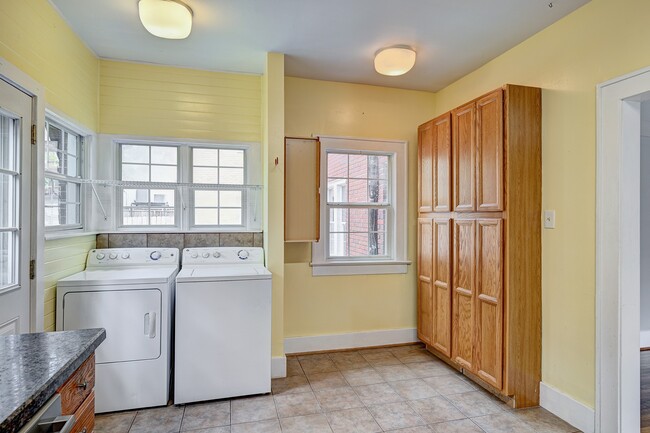 Building Photo - 512 W Pierce St