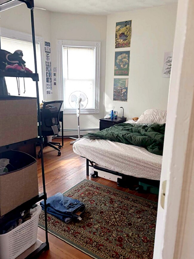 Building Photo - Spacious 4 Bed - Close to Tufts University - Natural Light