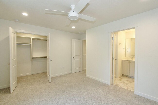 Building Photo - Immaculate Townhouse w/2-Car Garage