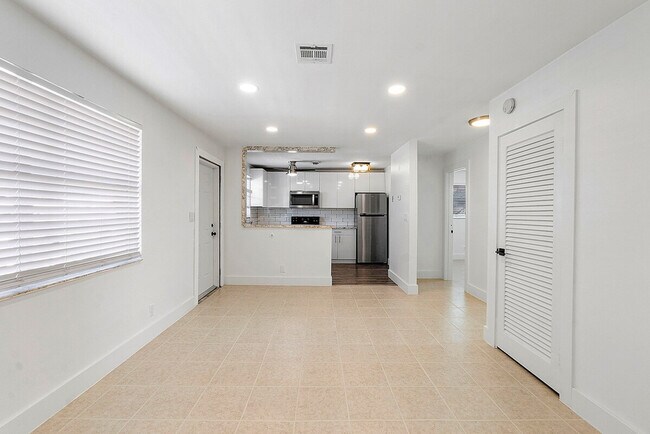 Building Photo - 560 SE 23rd Ave