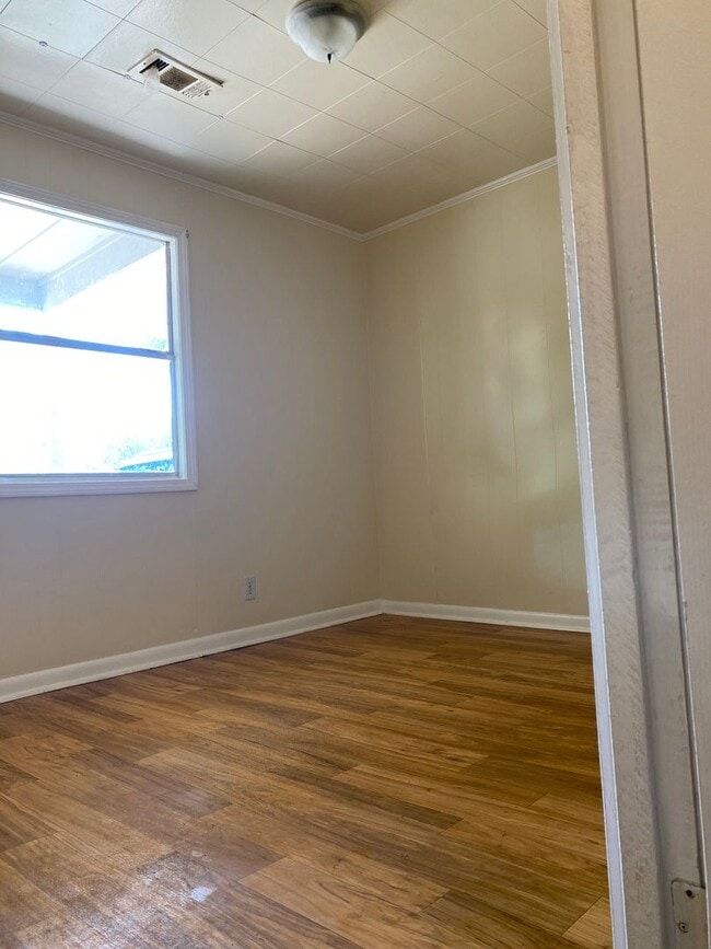 Building Photo - 2 Bedroom