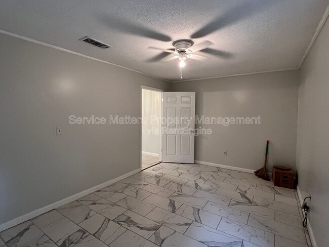 Building Photo - 1003 Space Cir