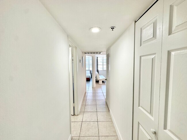 Building Photo - Amazing location: Close to Lincoln & the beaches: 1bed/1bath at the iconic Decoplage: available n...