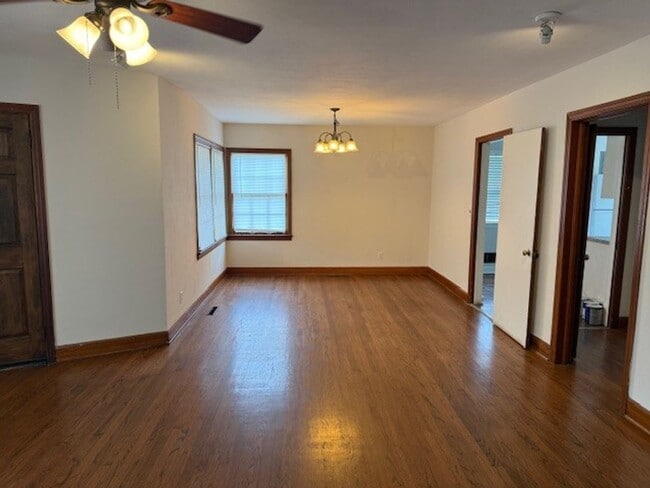 Building Photo - Cute 3 Bed 1 Bath House! Available Now! Ca...