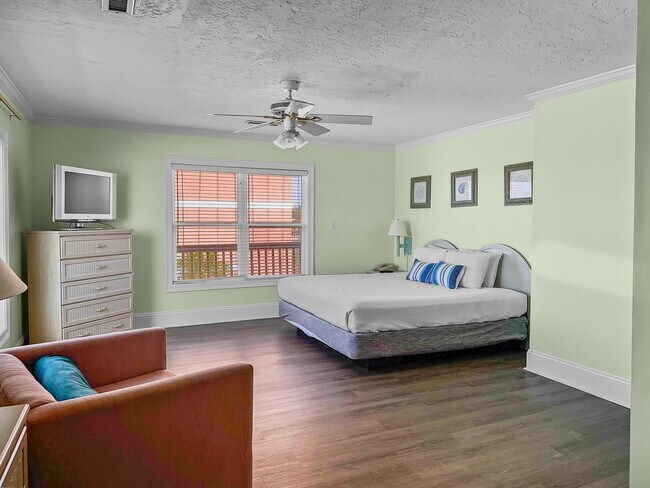 Building Photo - Amazing 3-Bed Condo with HUGE porch on the beach