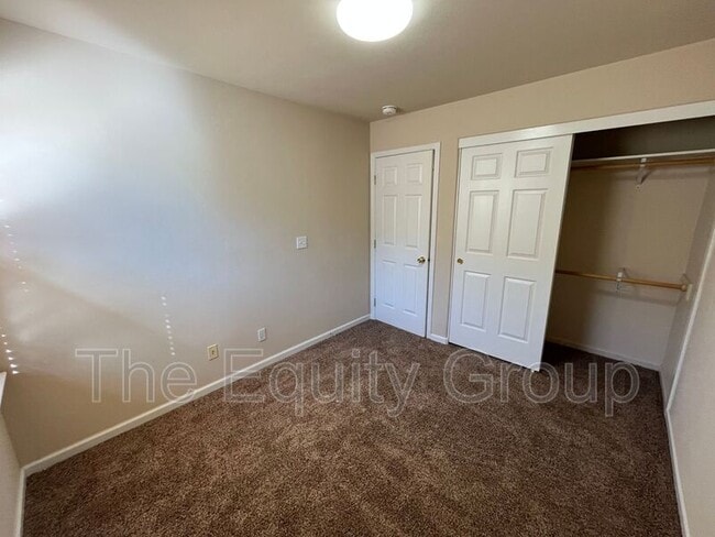 Building Photo - 1422 E Mesa Ct