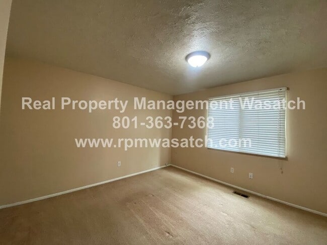 Building Photo - 1098 E Violet Cir