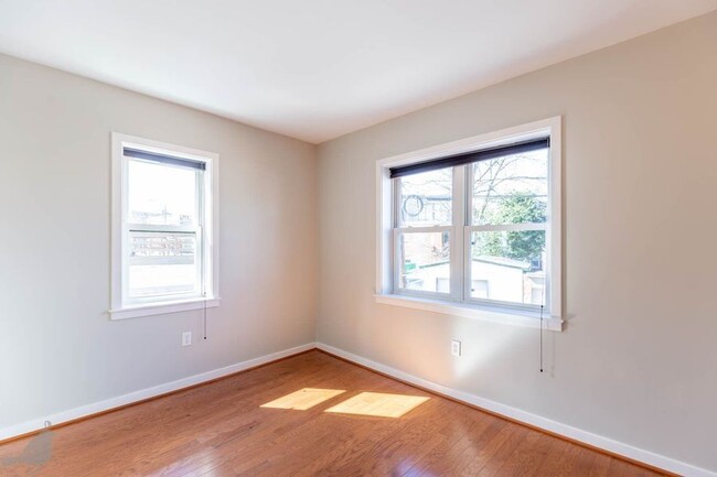 Building Photo - Bright One Bedroom Gem in Columbia Heights!