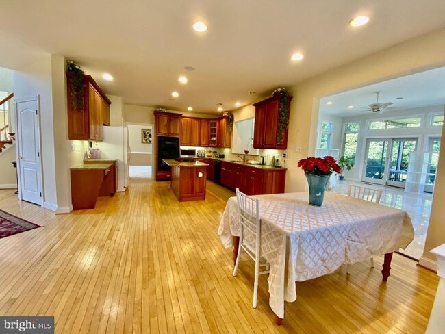 Building Photo - 513 Doral Cir