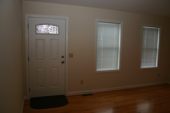 Building Photo - 20 Capen St