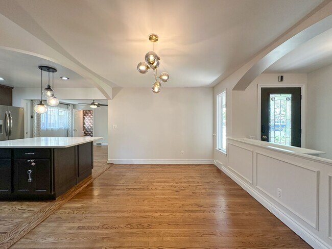 Building Photo - Stylish Grosse Pointe Woods Ranch with EV ...