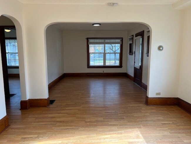 Building Photo - Cozy 2-Bedroom Bungalow on East Ave – Gara...