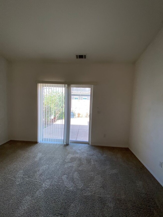 Building Photo - Beautiful Somerset Single Story Townhome N...