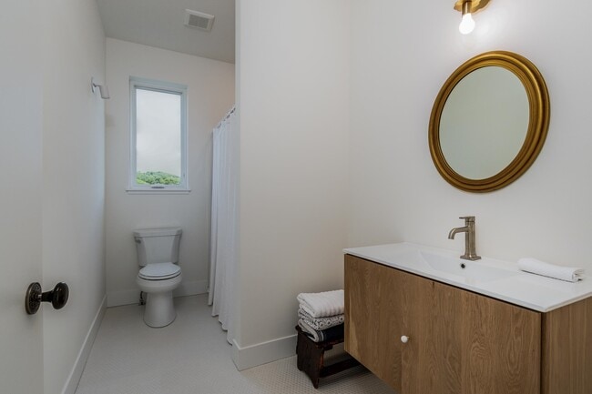 Building Photo - 4043 Serenbe St