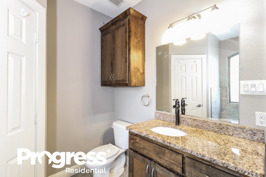 Building Photo - 1219 Saturn Dr