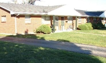 Building Photo - 2 bedroom ranch style apartment