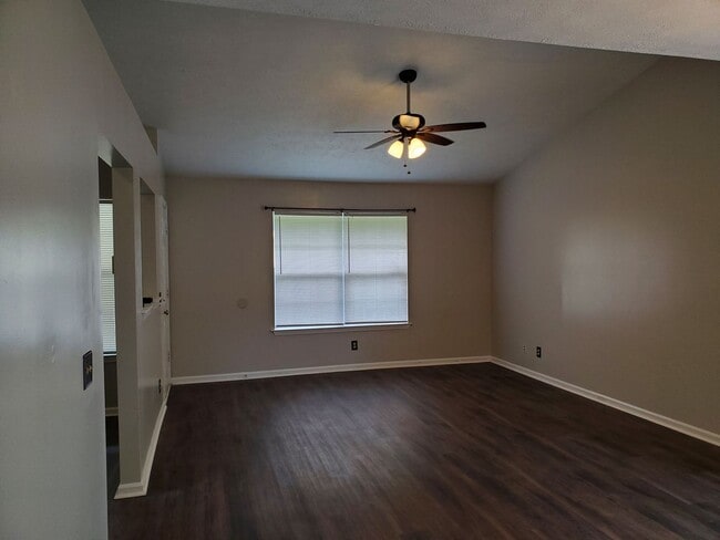 Building Photo - 3 bedroom, 2 bath off of White Bluff!