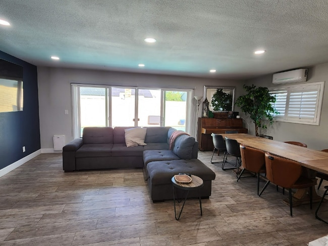 Building Photo - 3207 E Juniper Ave