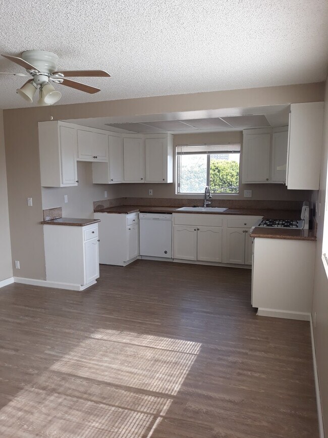 Building Photo - 3 Bed/ 1 Bath San**$2495**