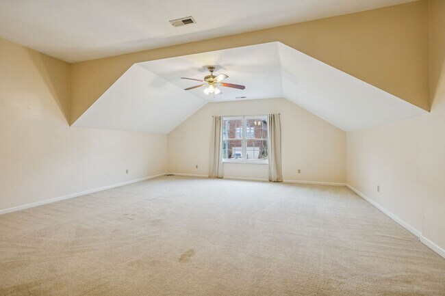 Building Photo - Discover exceptional convenience and comfort