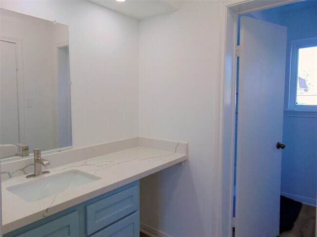 Building Photo - 2805 Cambridge Ln