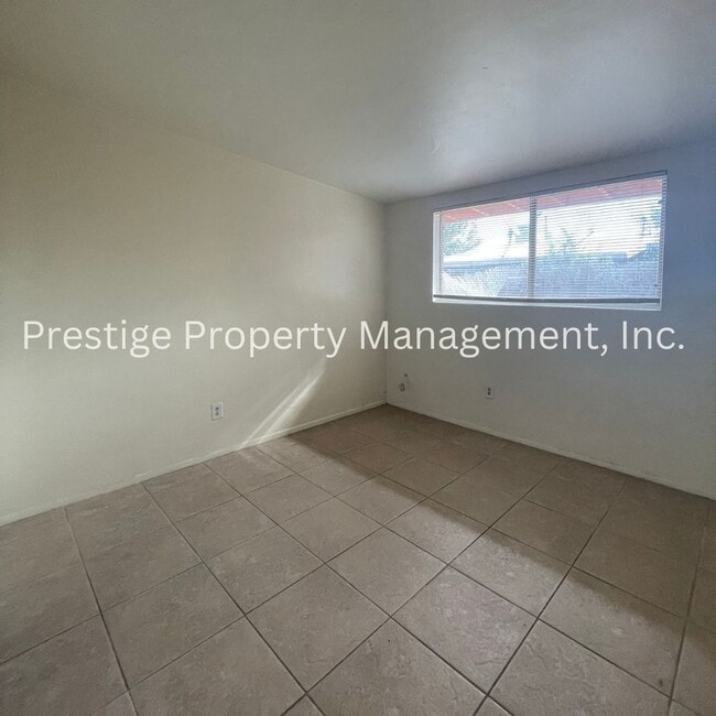 Building Photo - 812-812 E Holaway Dr