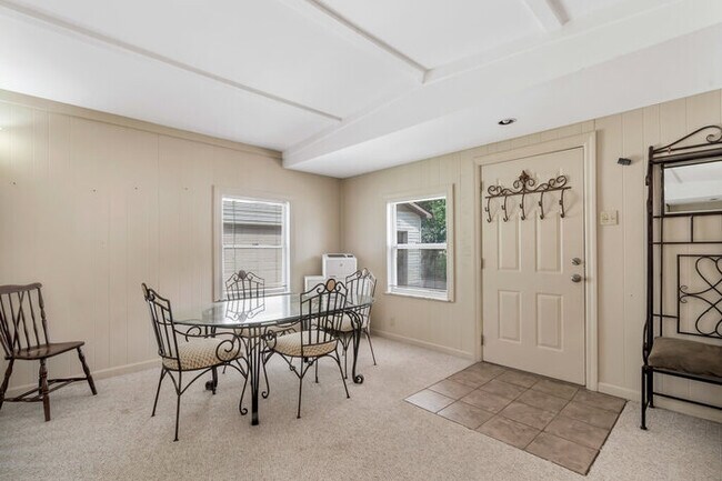 Building Photo - 631 Clover Ln