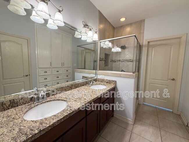 Building Photo - 1402 Mulberry Dr