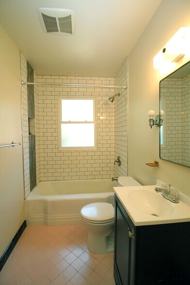 Building Photo - 11-17 NE 56th