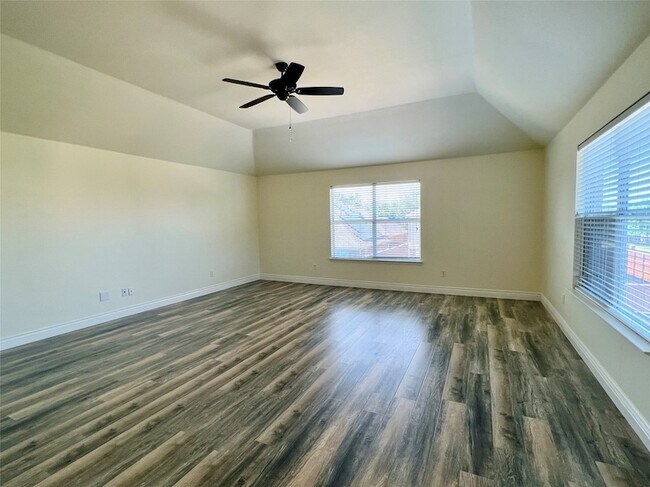 Building Photo - 9705 Hickory St