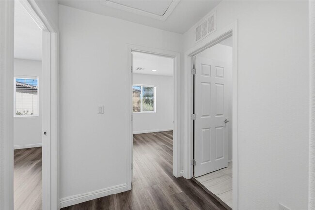 Building Photo - 752 Looking Bear Ct