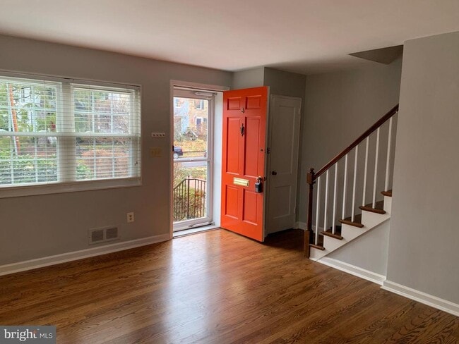 Primary Photo - 5 E Alexandria Ave