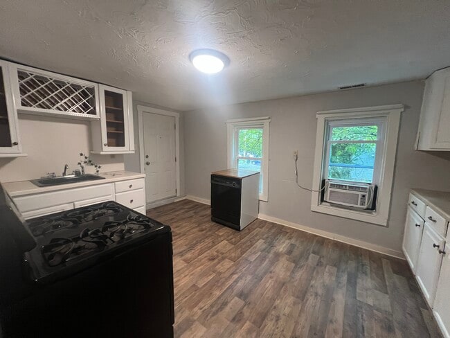 Building Photo - 10 Cayton St