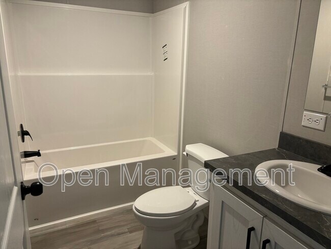 Building Photo - 16 English Village Park