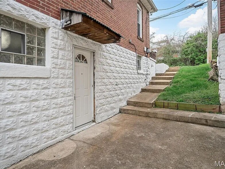 Building Photo - 709 Dammert Ave