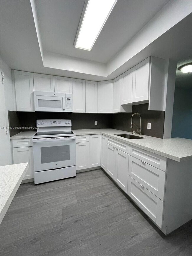 Building Photo - 1400 NE 169th St