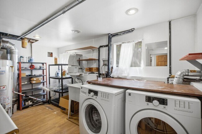 Building Photo - Steps from Green Lake ,6 bed 3 bath home with 2 kitchens and 2 laundry rooms.