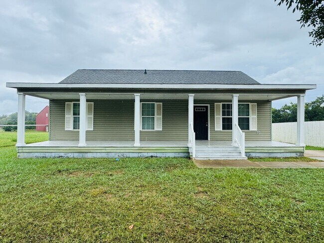 Building Photo - Charming 3-Bed, 2-Bath Home with Spacious ...