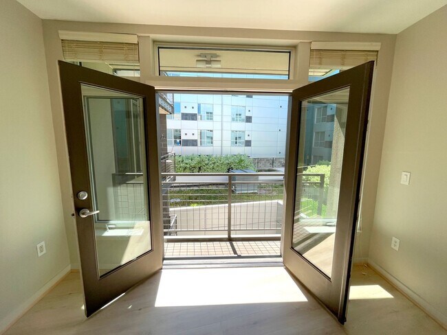 Building Photo - Bright Condo in NW Portland with Washer/Dr...